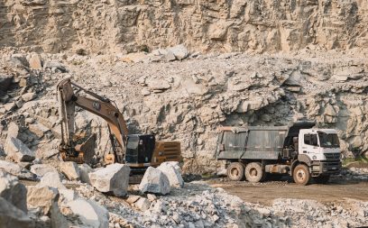 mineracao-santiago-extracao-sustentavel.jpg Operação eficiente em mina de céu aberto da Mineração Santiago, com escavadeira e caminhão trabalhando para garantir o fornecimento sustentável de matérias-primas.